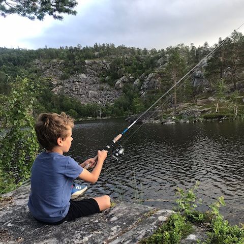 gutt som fisker